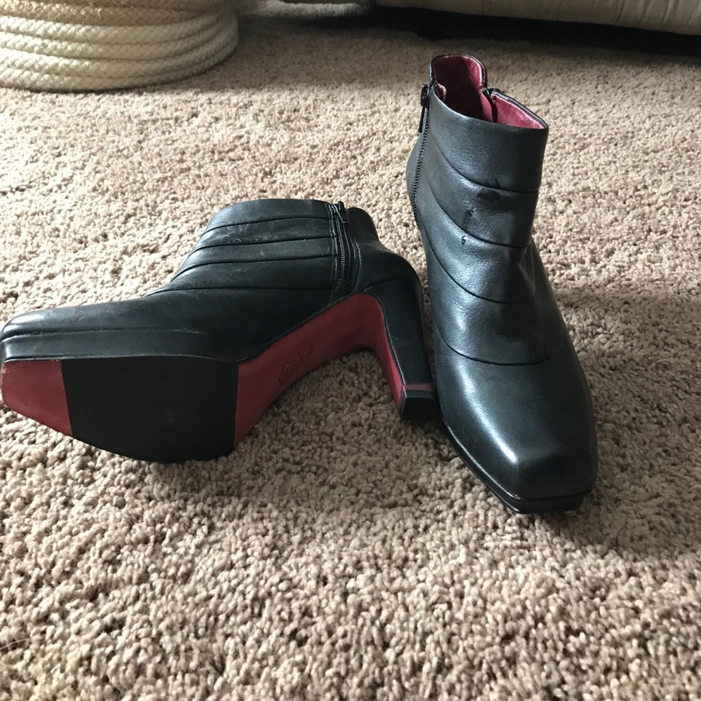 Vero Cuoio booties